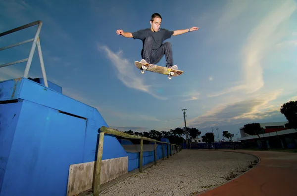 Skateboarder fliegt — Stockfoto