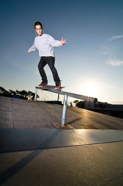 Skateboardåkare på en grind — Stockfoto