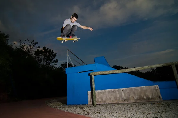 Skateboarder vliegen — Stockfoto