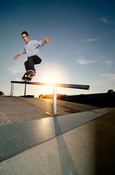 Skateboarder op een grind — Stockfoto