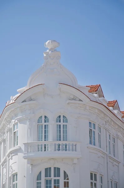 Fachada blanca del edificio de estilo antiguo — Foto de Stock