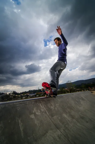Skateboarder em uma moagem — Fotografia de Stock