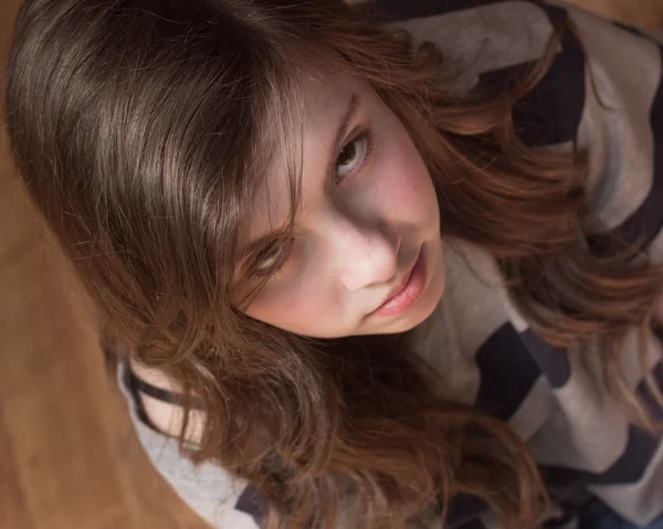Serious teen looking up — Stock Photo, Image
