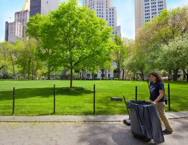 Keeping NYC Park Clean — Stock Photo, Image