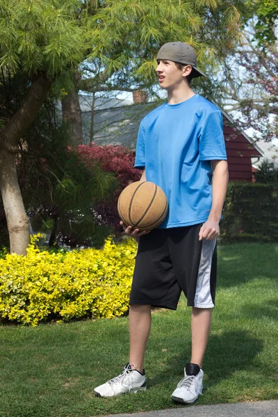 Teen pojke med basket — Stockfoto