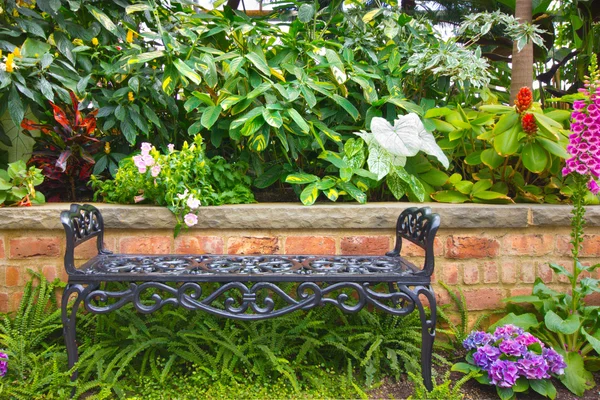 Ławka ogrodowa — Zdjęcie stockowe