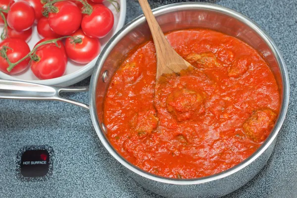 Tomatová omáčka a karbanátky — Stock fotografie