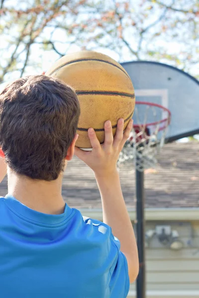 Ragazzo che punta a basket — Foto Stock
