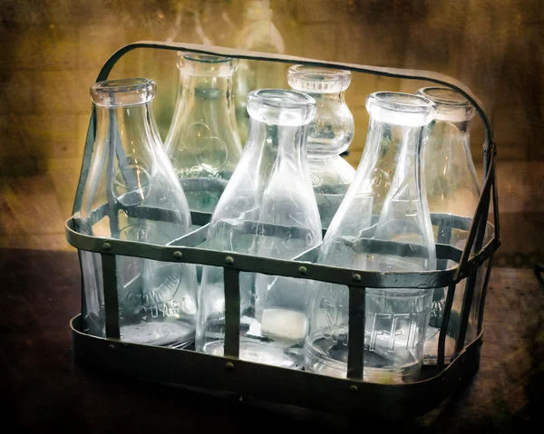Antieke glazen melkflessen — Stockfoto