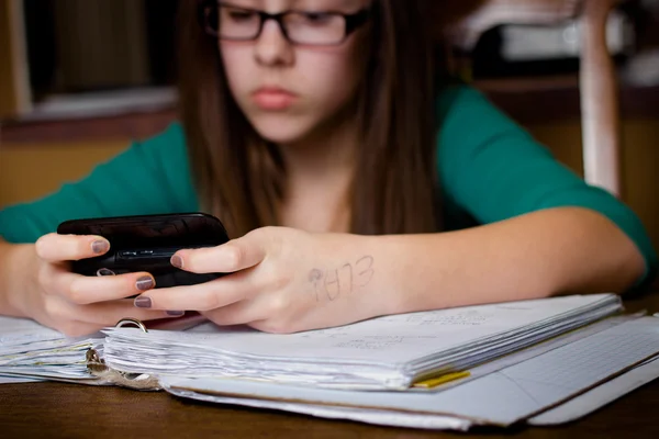 Texting і домашнє завдання — стокове фото