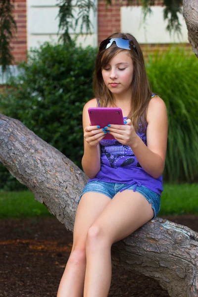 Κορίτσι με συσκευή ανάγνωσης ψηφιακών — Φωτογραφία Αρχείου