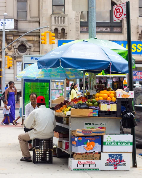 Yeşil cart sokak satıcısı nyc — Stok fotoğraf