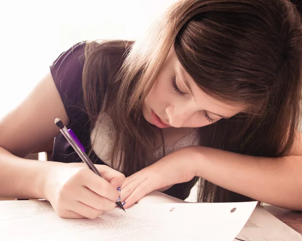 Дівчина, робити домашнє завдання — стокове фото
