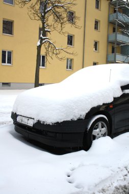 Araba kışın karla kaplı.