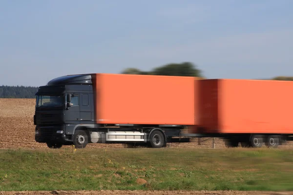 アスファルトの道路上のトラック — ストック写真