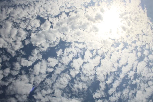 Cielo azul y algunas nubes —  Fotos de Stock