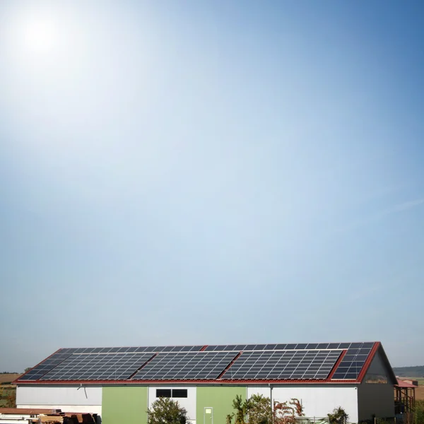 Plantas solares en la casa para la generación de electricidad — Foto de Stock