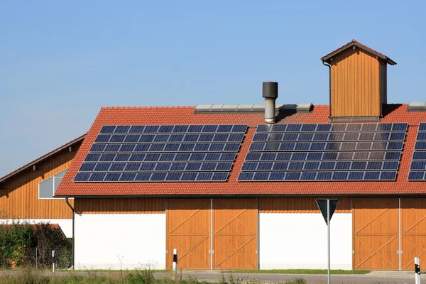 Energía renovable en el techo — Foto de Stock