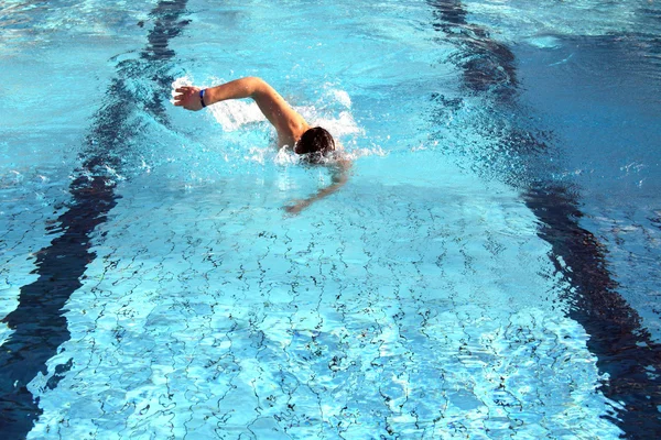 一个人学游泳爬网 — 图库照片