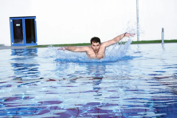 Dynamisk simmare i poolen — Stockfoto