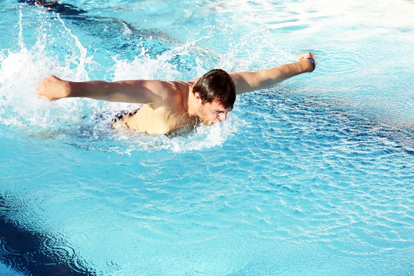 Homem natação borboleta — Fotografia de Stock