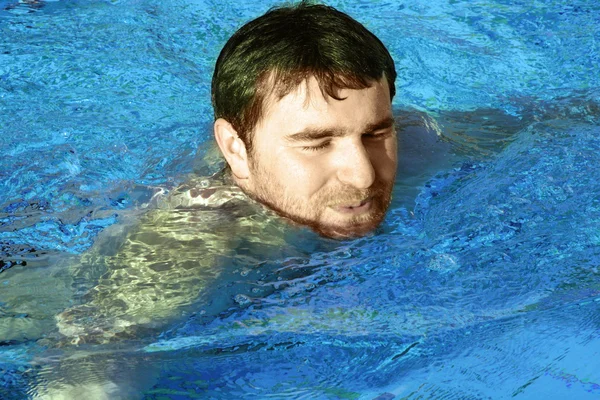 물에서 젊은 남자 — 스톡 사진
