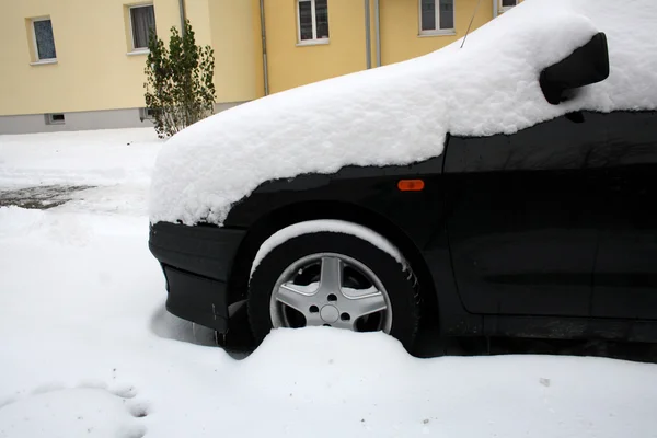 Чёрный автомобиль зимой — стоковое фото