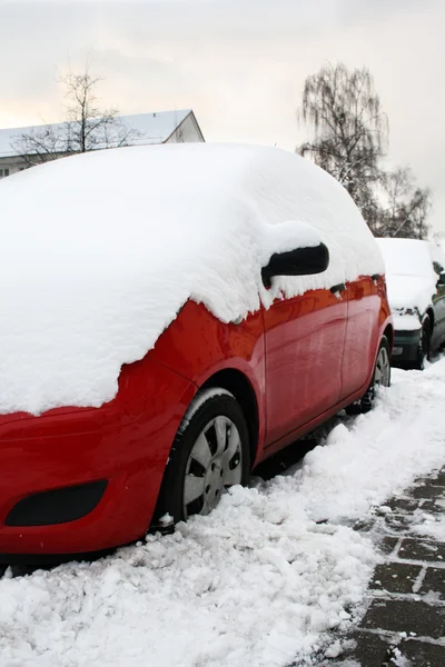 Красная машина зимой на дороге — стоковое фото