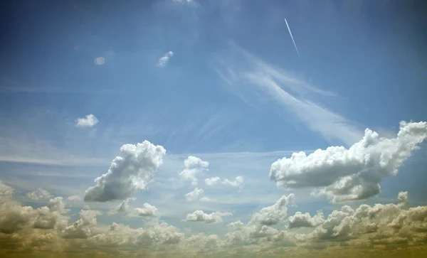 Blue sky-vita moln — Stockfoto
