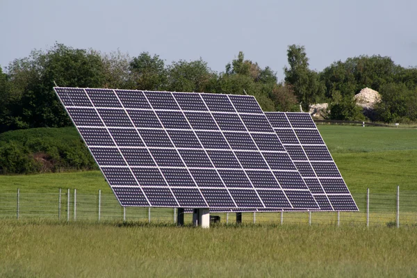 Solární elektrárny v poli — Stock fotografie