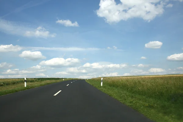Yol ve mavi gökyüzü — Stok fotoğraf