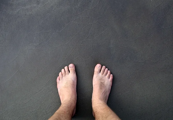 Hombre descalzo en el mar — Foto de Stock