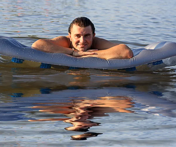 Hombre colchón de aire en el lago —  Fotos de Stock