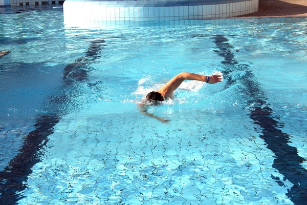 Un hombre aprende a nadar. — Foto de Stock
