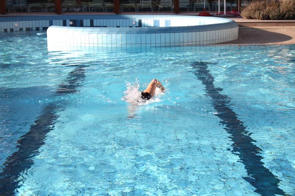 Nuotare nella piscina strisciando — Foto Stock