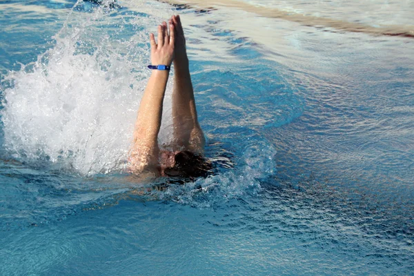 Genç adam sırtüstü yüzme — Stok fotoğraf