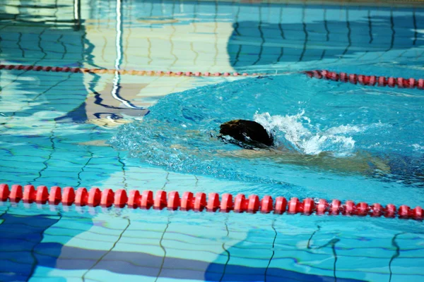 Man swimming in pool — Stock Photo, Image