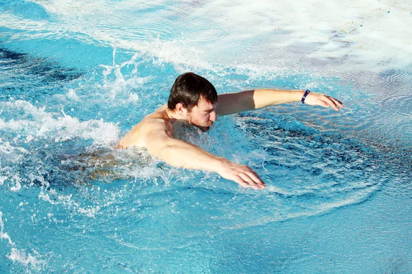 Borboleta de natação na piscina — Fotografia de Stock