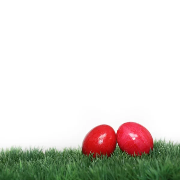 Due uova di Pasqua rosse sull'erba — Foto Stock