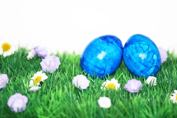 Красочные пасхальные яйца на зеленой траве — стоковое фото
