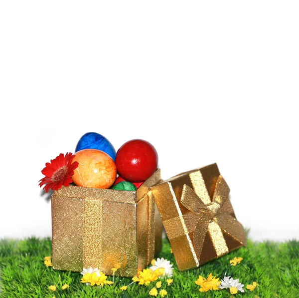 Paskalya yumurtaları altın hediye kutusu — Stok fotoğraf