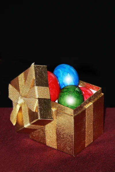 Пасхальные яйца в подарочной коробке — стоковое фото