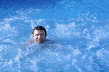 man in de jacuzzi van wellness center