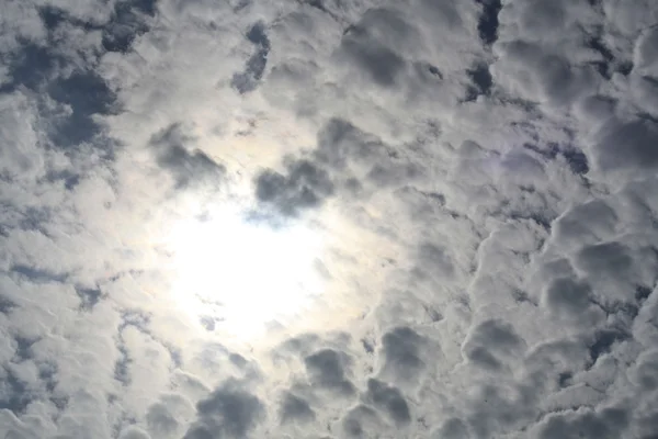 Muitas nuvens no céu — Fotografia de Stock
