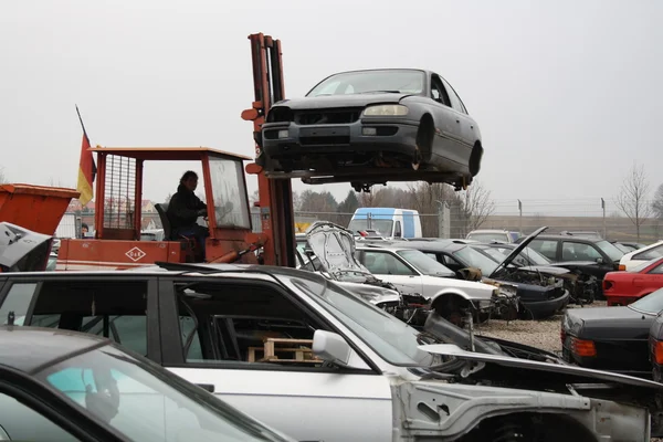 Camión de coches trae la prensa — Foto de Stock