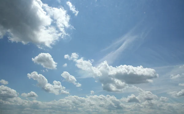 하늘은 구름으로 덮여 있으며 — 스톡 사진