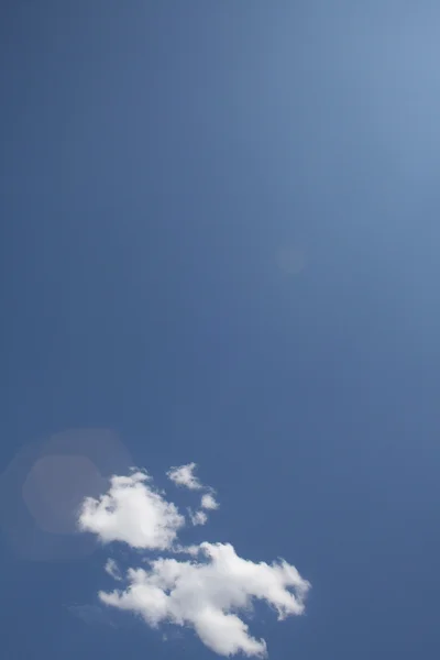 Quelques nuages sur le ciel bleu — Photo