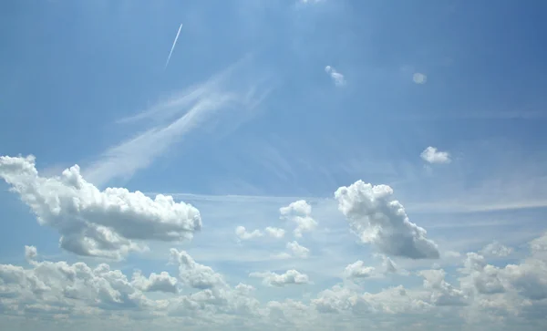 Beyaz bulutlar - mavi gökyüzü — Stok fotoğraf