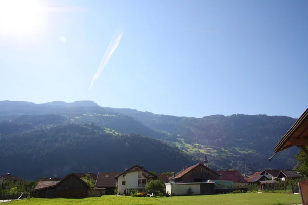 Verão na aldeia alpina — Fotografia de Stock