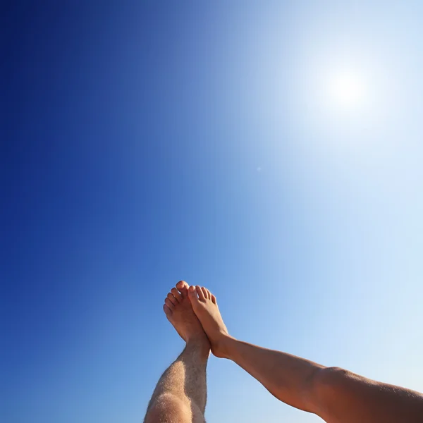 The sun shines on feet — Stock Photo, Image